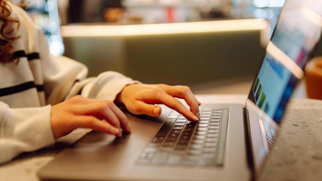 Primer plano de una mujer tecleando en el ordenador