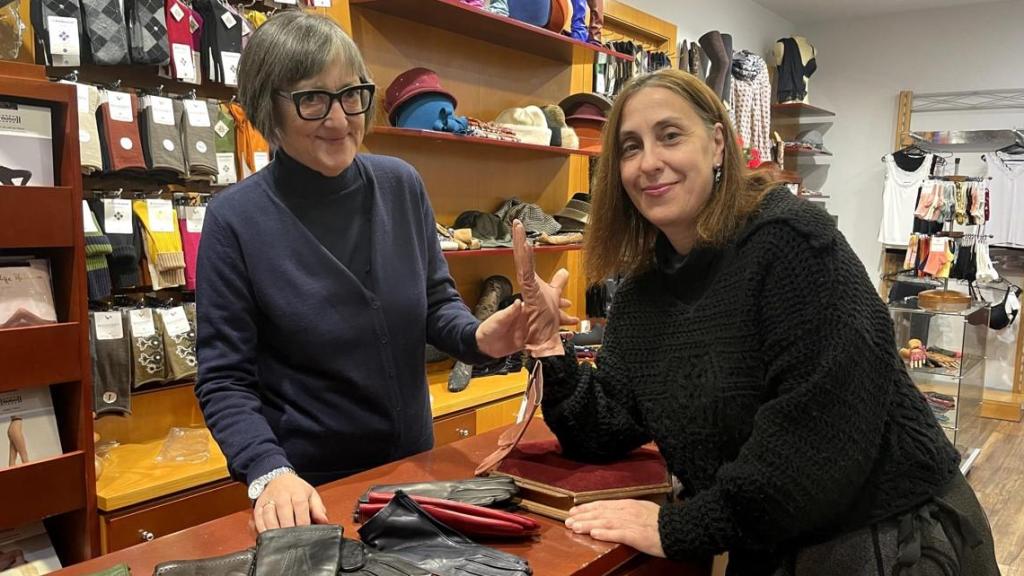 María Presa ajusta un guante en su mano a Laura Novoa en Guante Varadé, en A Coruña.