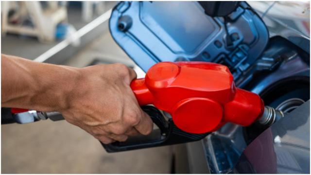 Carga de combustible del coche en una gasolinera