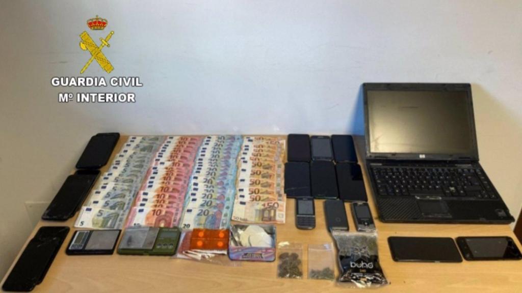 Material y dinero incautado en un operativo antidroga en O Porriño (Pontevedra).