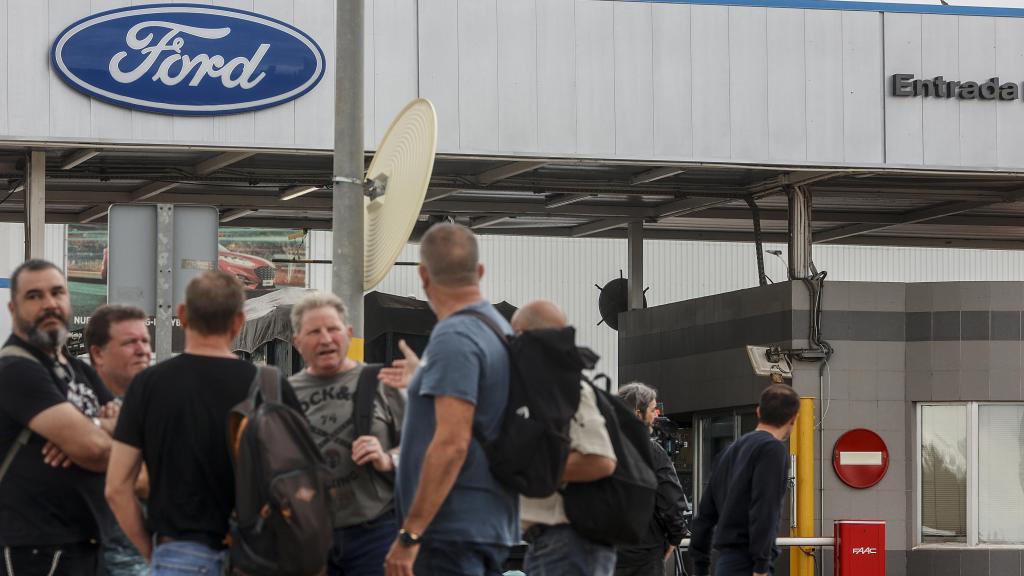 Varios trabajadores en la fábrica de Ford, en Almussafes (Valencia), imagen de archivo. Europa Press / Rober Solsona