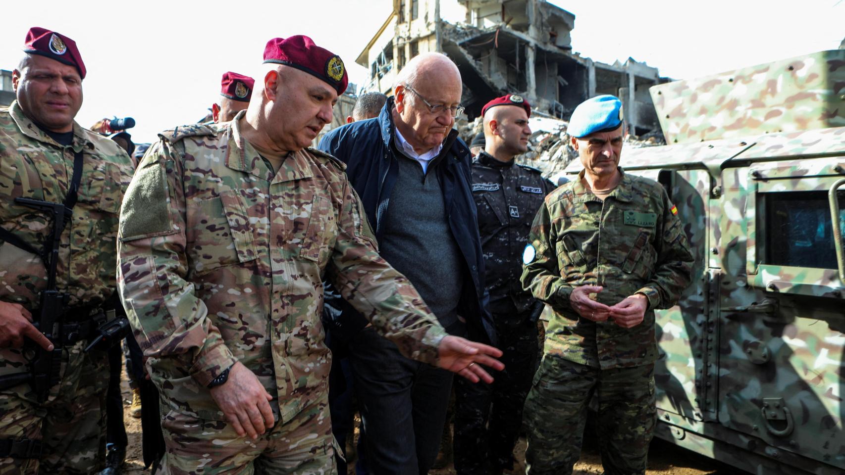 El primer ministro interino del Líbano, Najib Mikati, el jefe del ejército del Líbano, general Joseph Aoun, y el jefe de la Misión y Comandante de la Fuerza de la Fuerza Provisional de las Naciones Unidas en Líbano (FINUL), Aroldo Lázaro Sáenz, el 23 de diciembre de 2024.