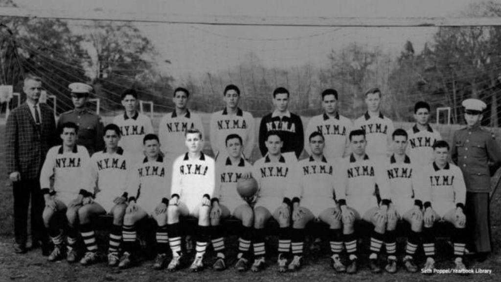 Donald Trump, durante su época en el equipo de fútbol de la academia militar