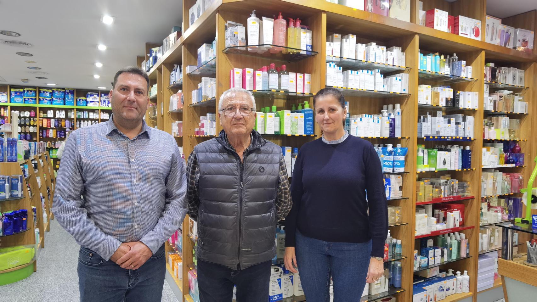 Pedro López, en el centro, con sus hijos Pedro y Rosa en la tienda de Alfonso el Sabio estas Navidades.