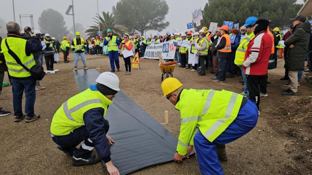 La escenificación de la construcción del primer metro de carretera, en la manifestación.