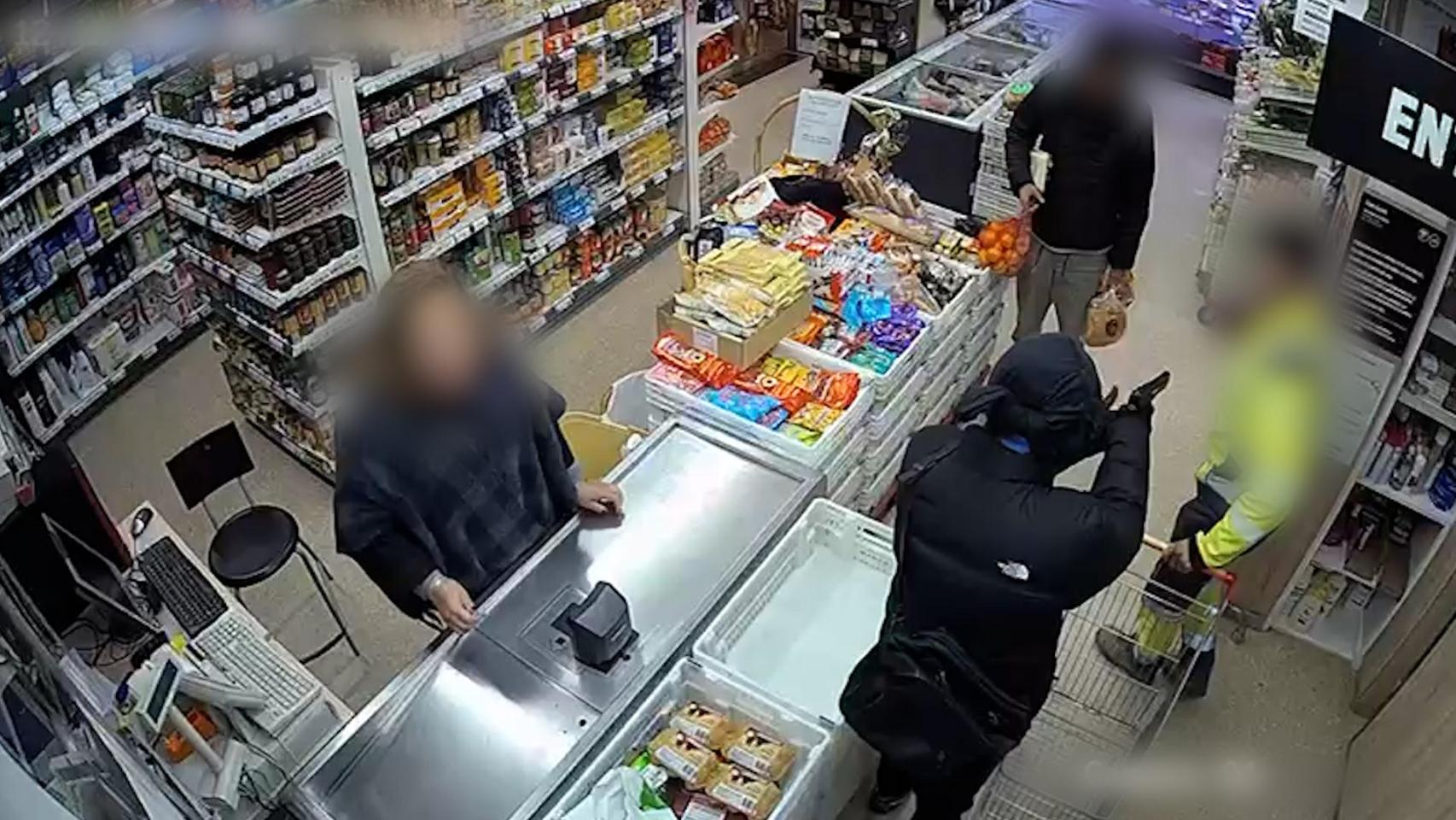 Momento del atraco en la tienda.