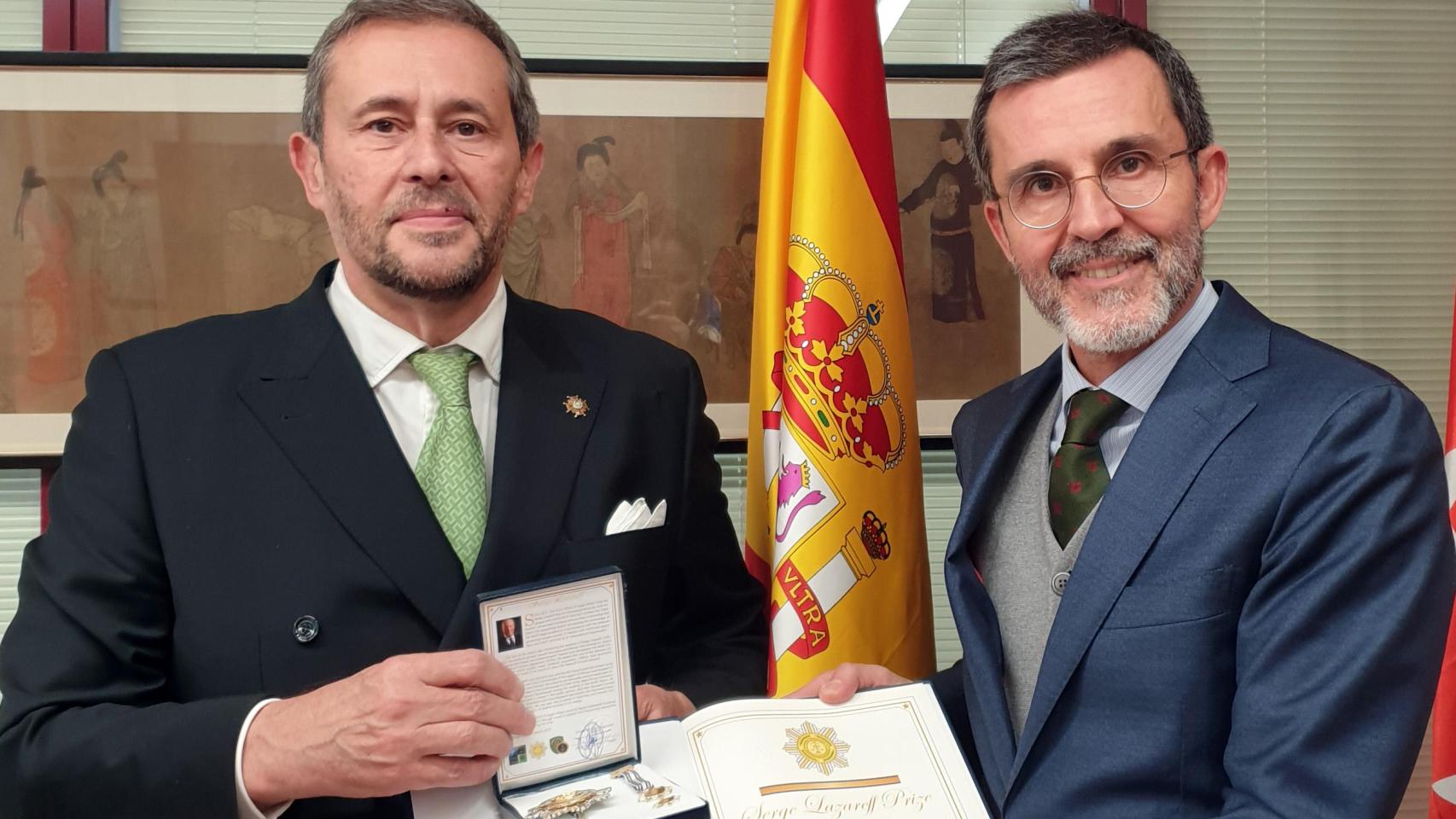 El jurista segoviano Alfonso de Ceballos-Escalera y Gila recogiendo la medalla