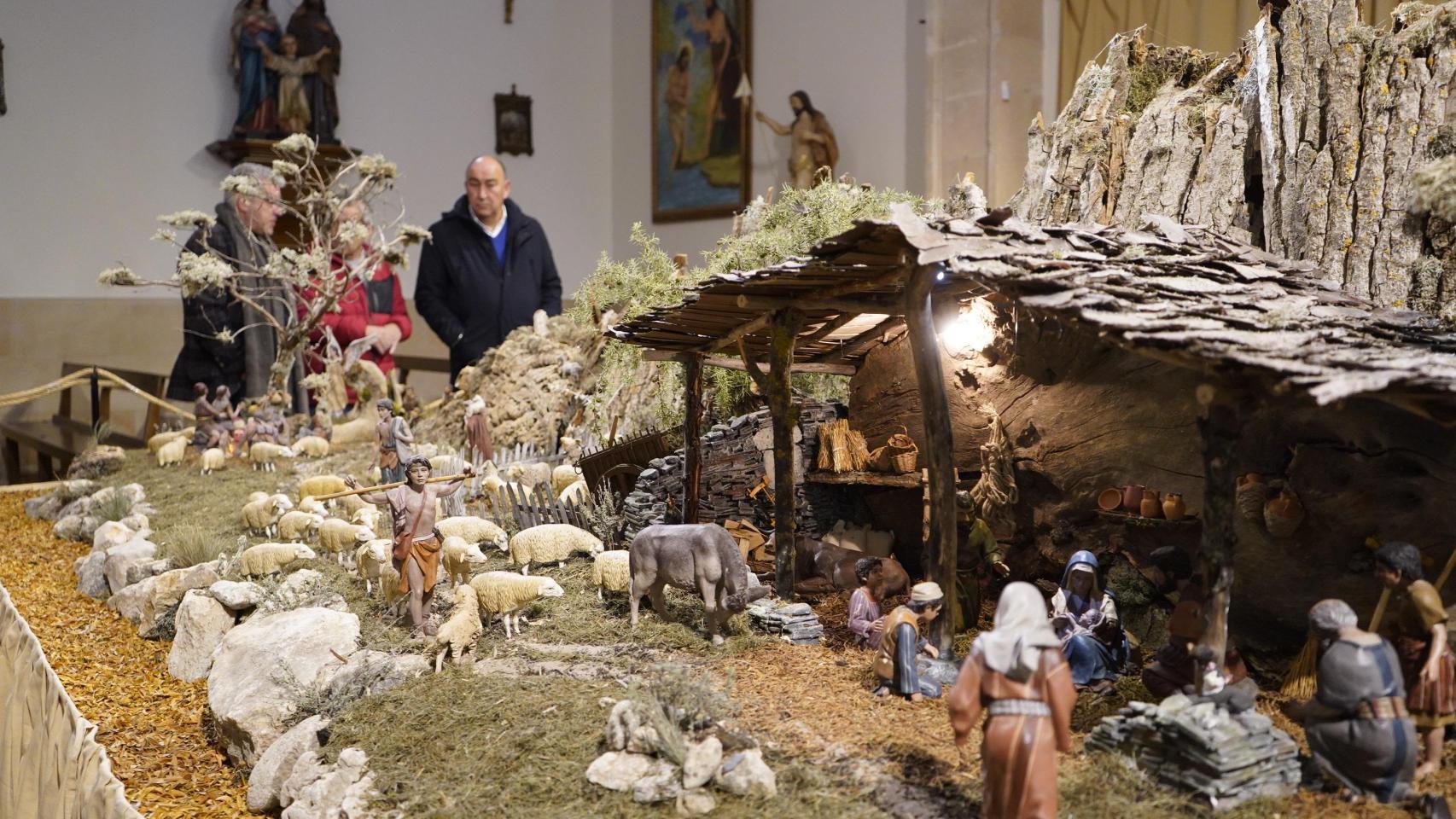 Miguel Ángel de Vicente en la visita al belén de Cantalejo