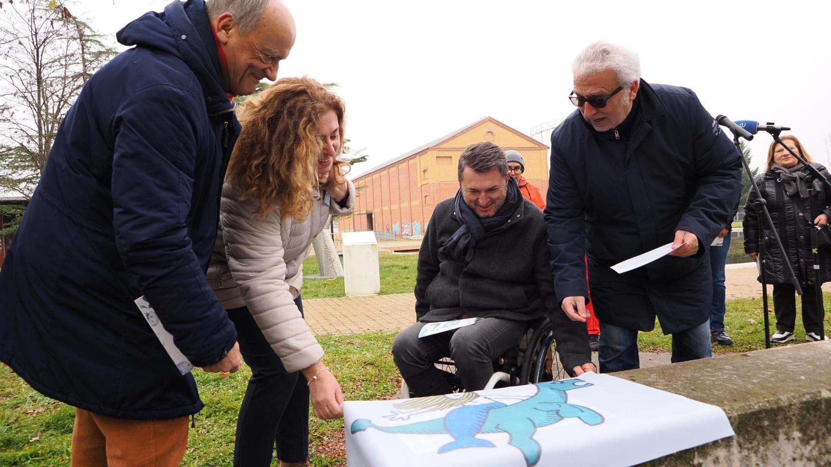 Momento en el que han descubierto la placa con el QR que da acceso a la descarga del audio del cuento 'Pucelita, la sirena del Pisuerga'