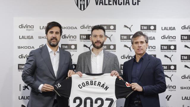 Carlos Corberán, junto a Solís y Corona en su presentación como entrenador del Valencia