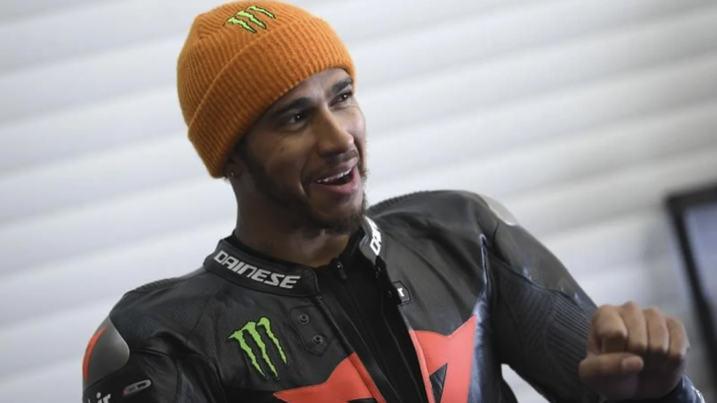 Lewis Hamilton, durante una prueba de exhibición con motos