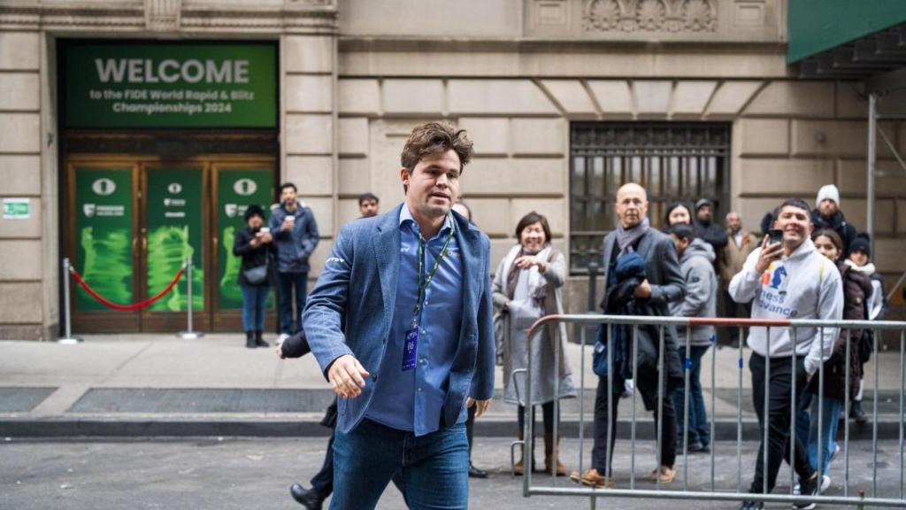 Magnus Carlsen, a su salida del recinto donde se celebran los Mundiales de ajedrez en Nueva York