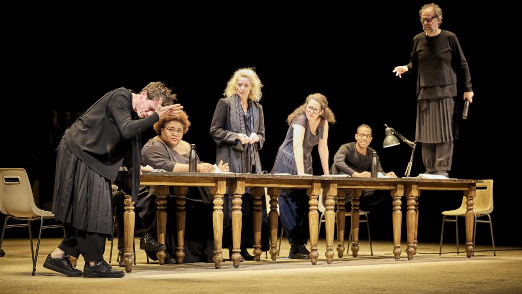 Los actores de la Comédie-Française realizan la lectura del texto de Eurípides durante una escena de 'Hécube, pas Hécube'. Foto: Christophe Raynaud de Lage - Festival D’Avignon