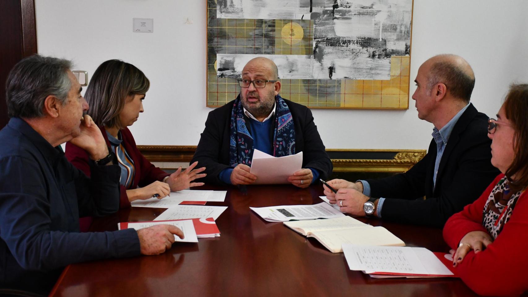 Reunión para preparar el calendario de exposiciones.