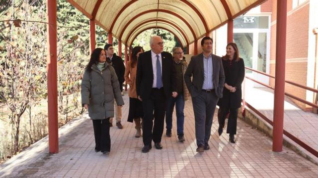 Caballero en su visita a la residencia de Manzanares.