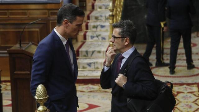 El presidente del Gobierno, Pedro Sánchez, y el ministro Félix Bolaños, en una imagen de archivo en el Congreso.