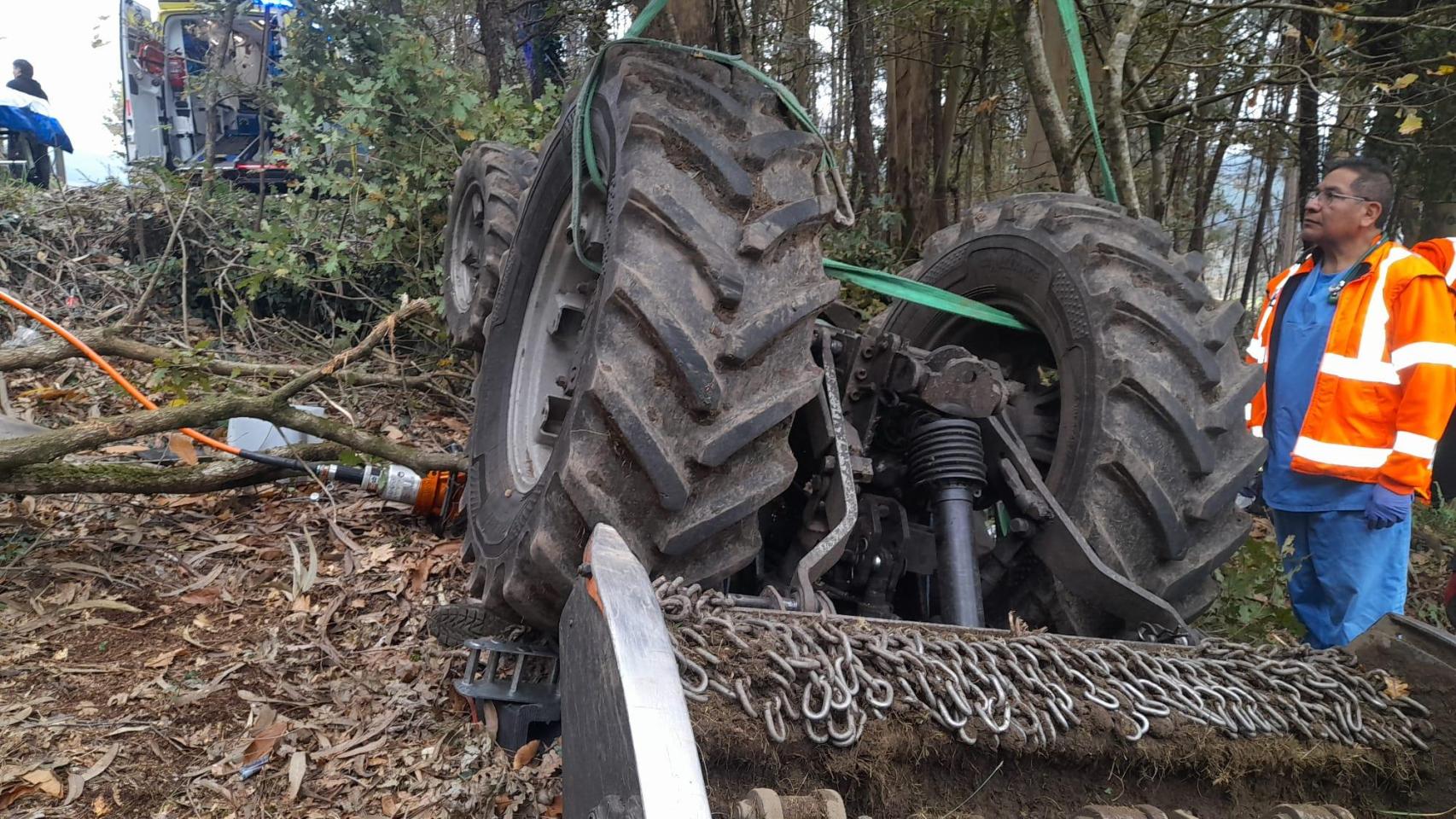 Muere un hombre tras volcar el tractor que conducía en Boiro (A Coruña)