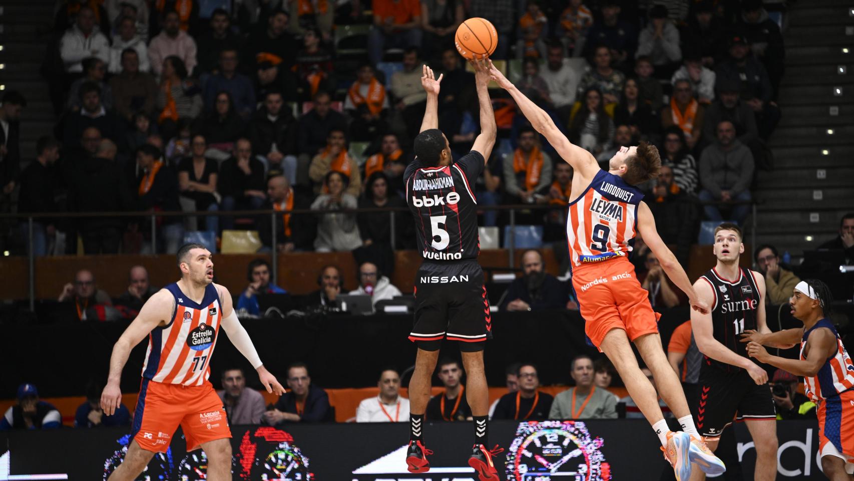 El Basquet Coruña claudica ante el acierto exterior de Bilbao Basket (XX-XX)