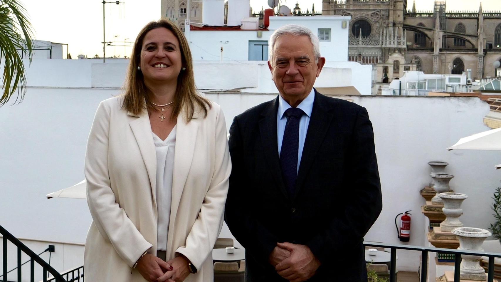 La delegada de Turismo, Angie Moreno, con el presidente de los hoteleros de Sevilla, Manuel Cornax.