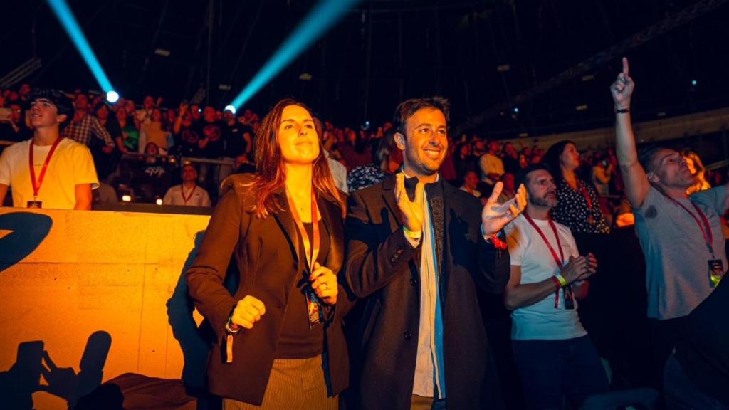 Matías Prats Jr. y Claudia Collado disfrutando en el concierto de Estopa