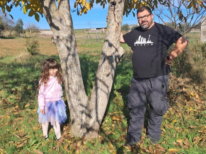 José Murillo junto a su hija de cuatro años.