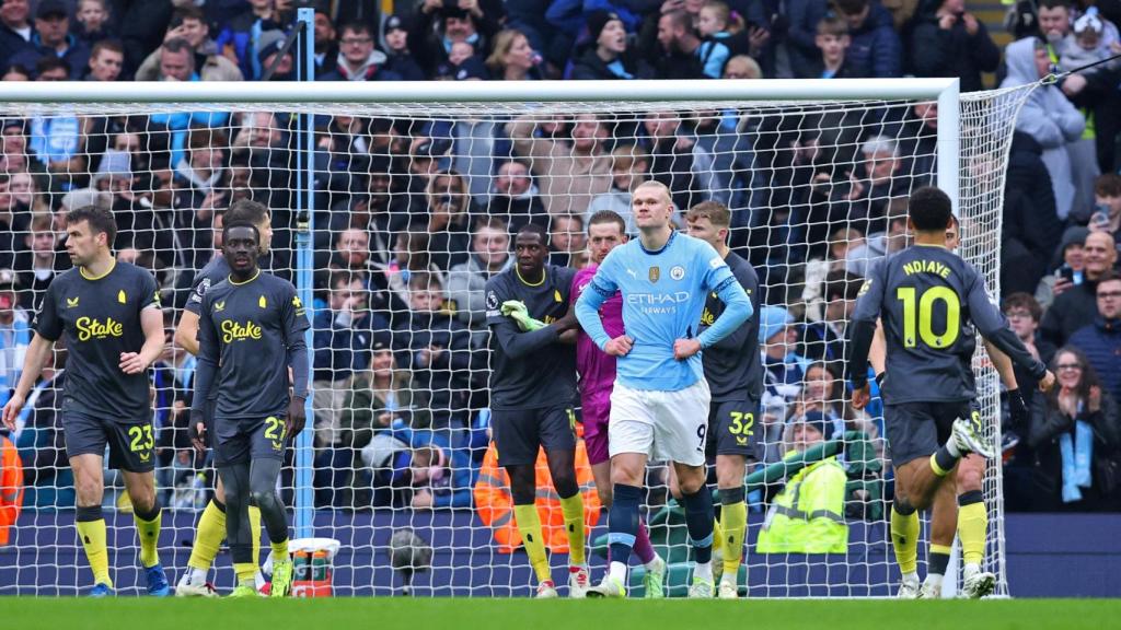 Erling Haaland se lamenta tras el penalti fallado ante el Everton.