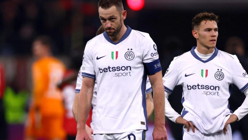 Stefan de Vrij con cara de resignación tras perder ante el Bayer Leverkusen.