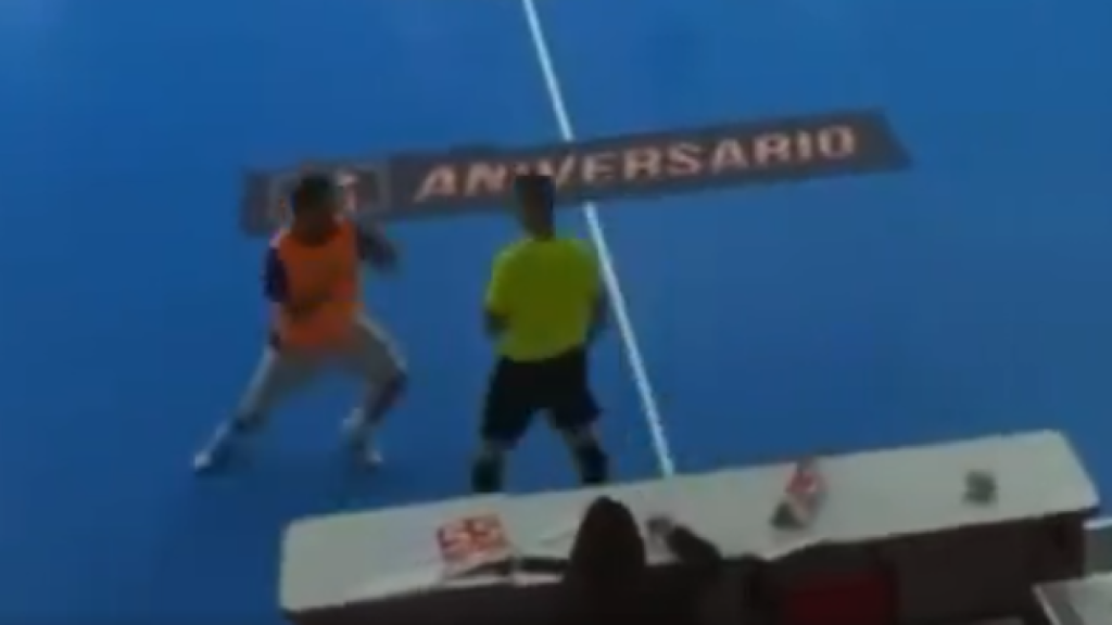 Momento en el que el futbolista agrede al árbitro en Cuenca.