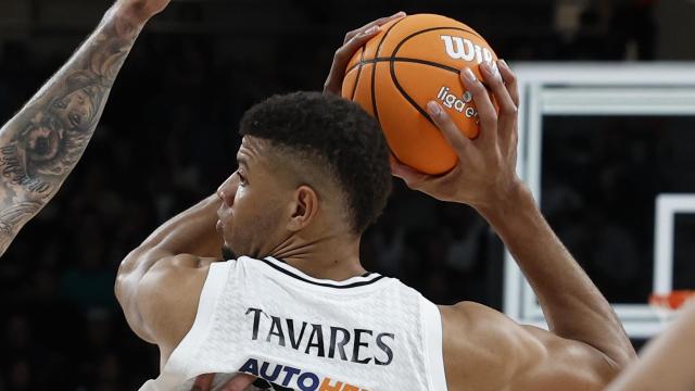 Tavares, con el balón en su poder.