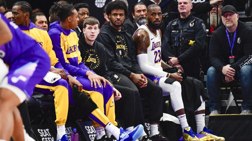 Brony, junto a LeBron James en el banquillo de Lakers