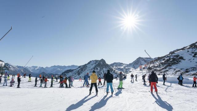 Varios esquiadores en las pistas de esquí de Formigal, en Huesca.