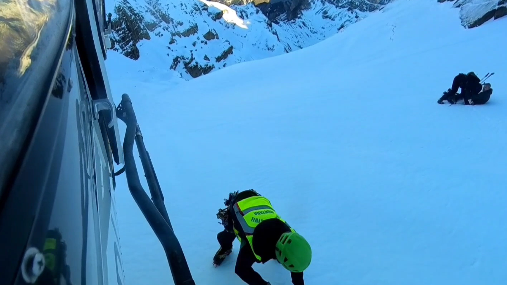 Uno de los rescates a un esquiador que intentaba subir por una pendiente helada en Formigal.