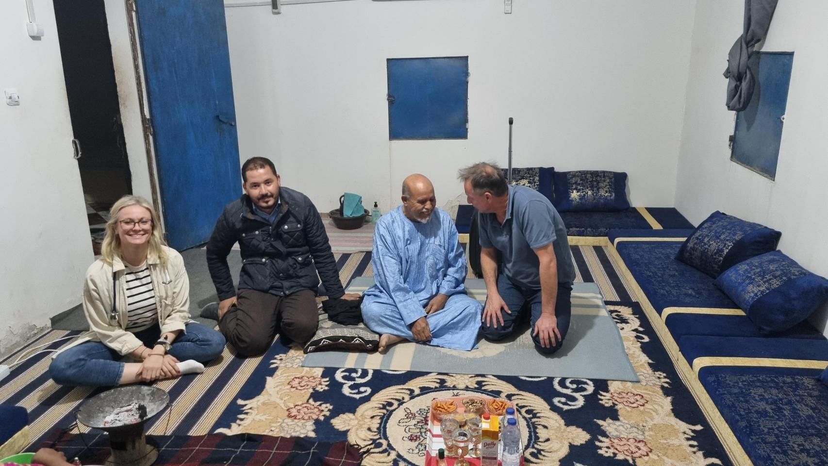 Teres Ungría Gayo, a la izquierda, en una de las visitas médicas domiciliarias en los campamentos de refugiados saharauis en Tinduf (Argelia)