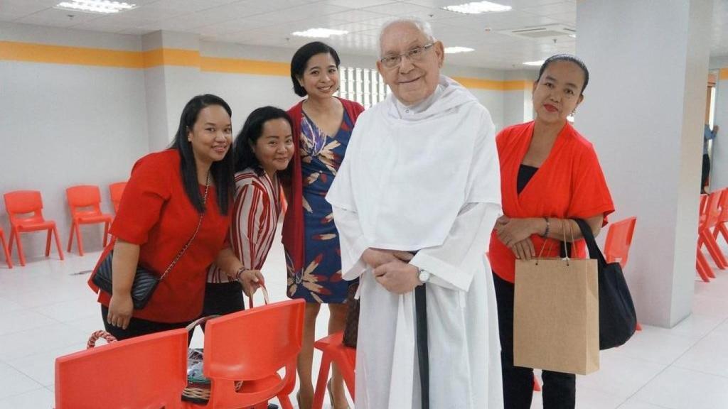 El sacerdote zamorano Horacio Rodríguez, en el centro de la imagen y vestido de blanco, en Filipinas