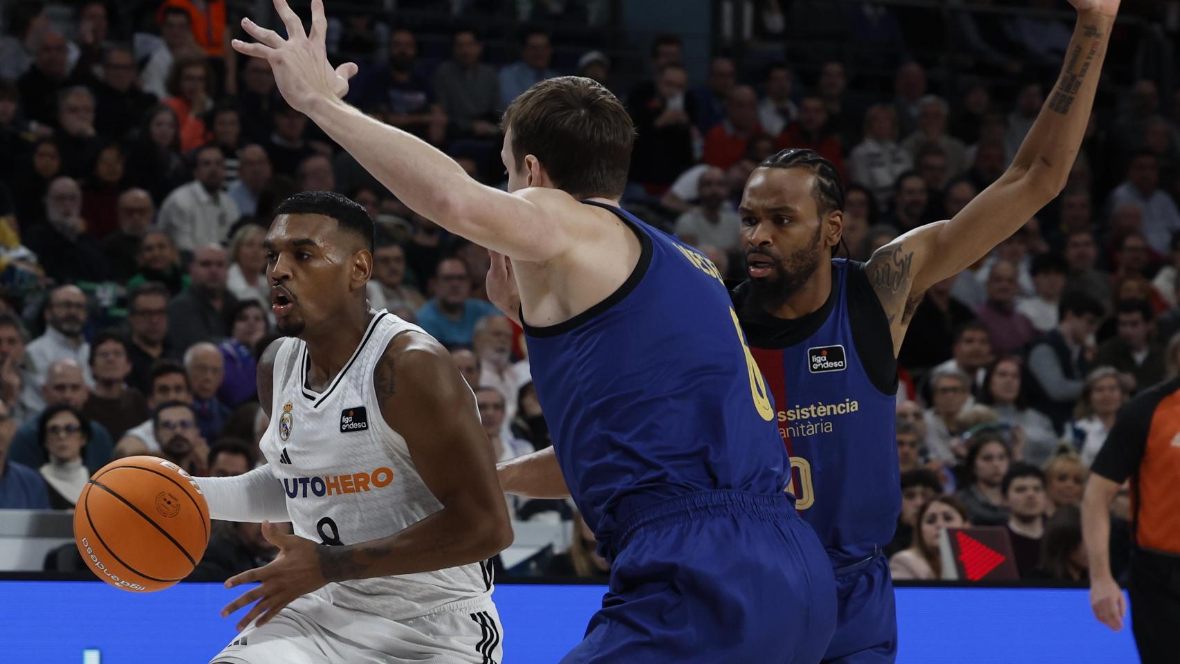 Rathan-Mayes, presionado por el pívot del Barça, Jan Vesely