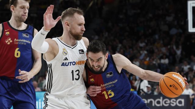 Tomas Satoransky trata de zafarse de la presión de Dzanan Musa.