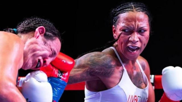 Kali Reis durante un combate de boxeo en su carrera deportiva.