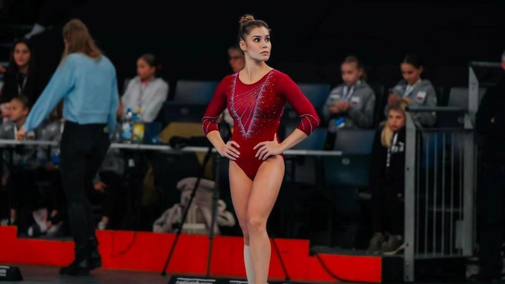 Michelle Timm durante un campeonato de gimnasia rítmica.