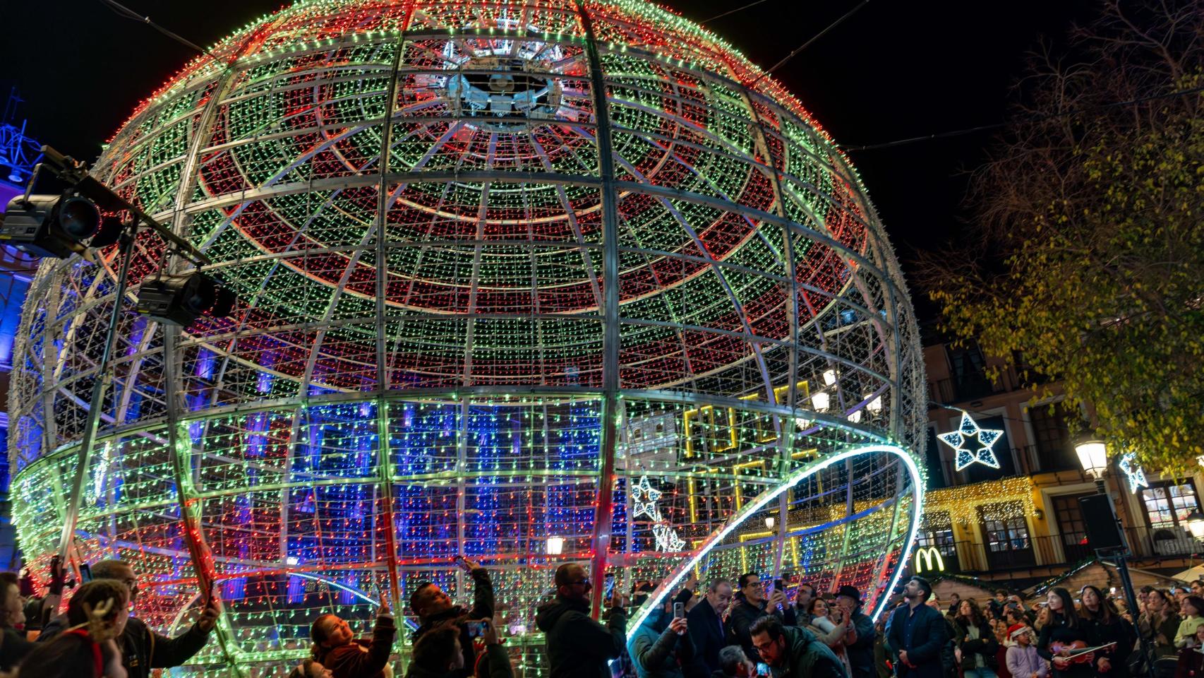 Iluminación navideña en la plaza de Zocodover de Toledo.