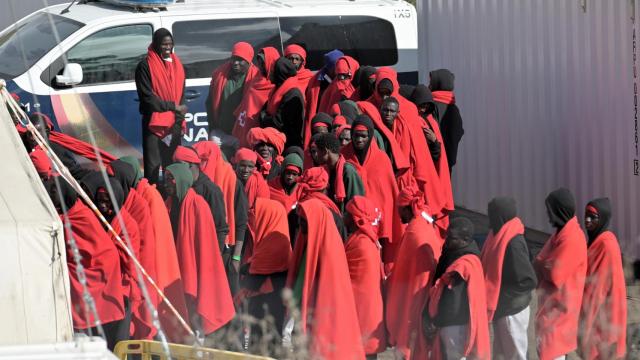 Imagen de los migrantes llegados a la isla a bordo de diferentes cayucos, en el Centro de Atención Temporal de Extranjeros (CATE), en el municipio de Valverde (El Hierro)