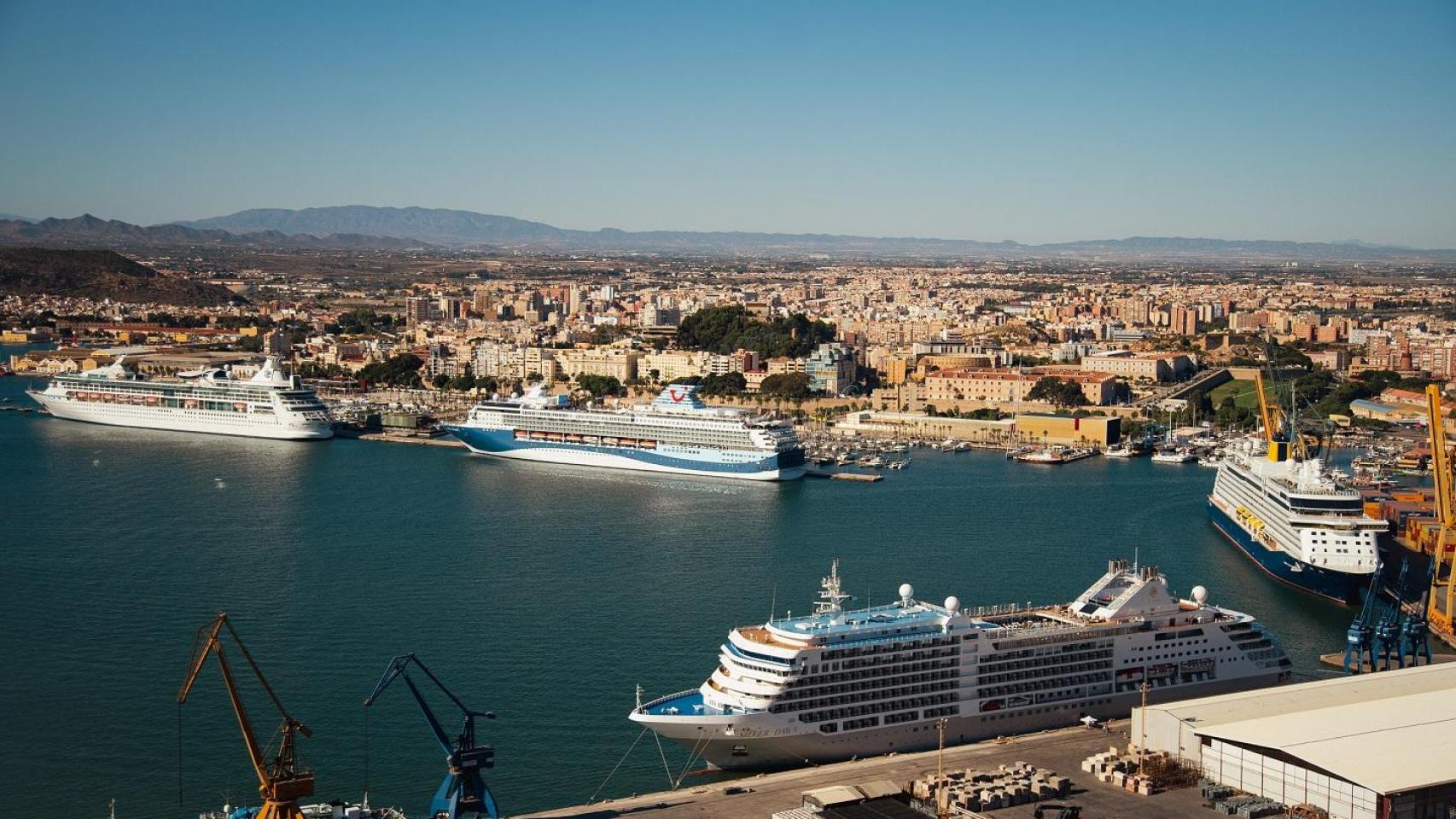 Tres cruceros atracados en el Puerto de Cartagena.