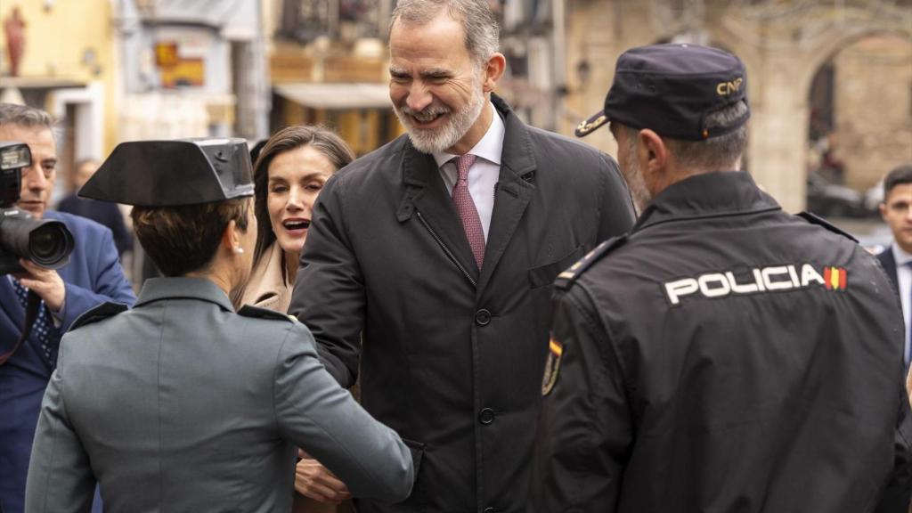 Felipe VI saluda a una agente de la Guardia Civil y a un policías nacional, el pasado día 19 durante una visita a Cuenca.