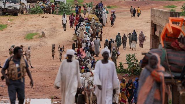 Ciudadanos sudaneses que huyeron del conflicto en Murnei, en la región de Darfur, en Sudán, cruzan la frontera entre Sudán y Chad en Adre, Chad, el 4 de agosto de 2023.