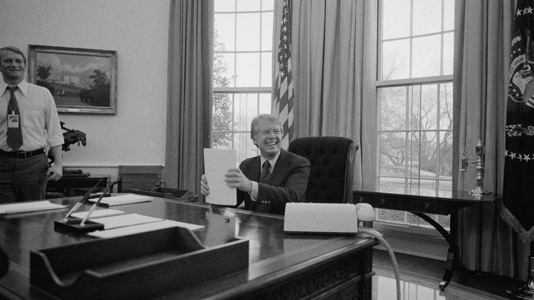 El presidente estadounidense Jimmy Carter trabaja en un discurso para televisión en la Oficina Oval de la Casa Blanca, en Washington, EEUU, el 2 de febrero de 1977.