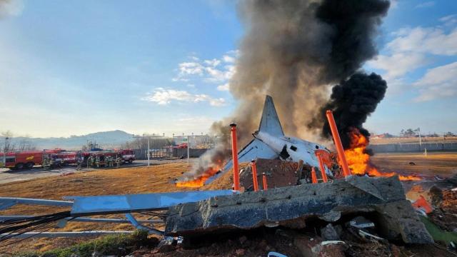 Restos del avión siniestrado en el aeropuerto de Muan, en la provincia de Jeolla (Corea del Sur).