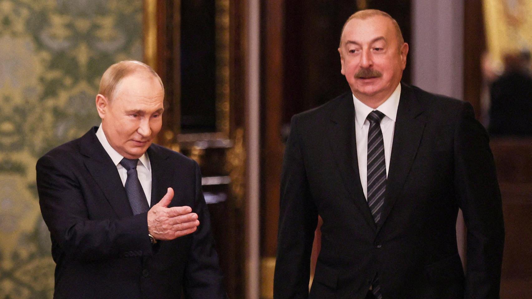 El presidente ruso, Vladímir Putin, y el presidente azerbaiyano, Ilham Aliyev, ingresan a una sala durante una reunión al margen de una cumbre de líderes de naciones miembros de la Comunidad de Estados Independientes (CEI), en el Kremlin en Moscú, Rusia, el 8 de octubre de 2024.