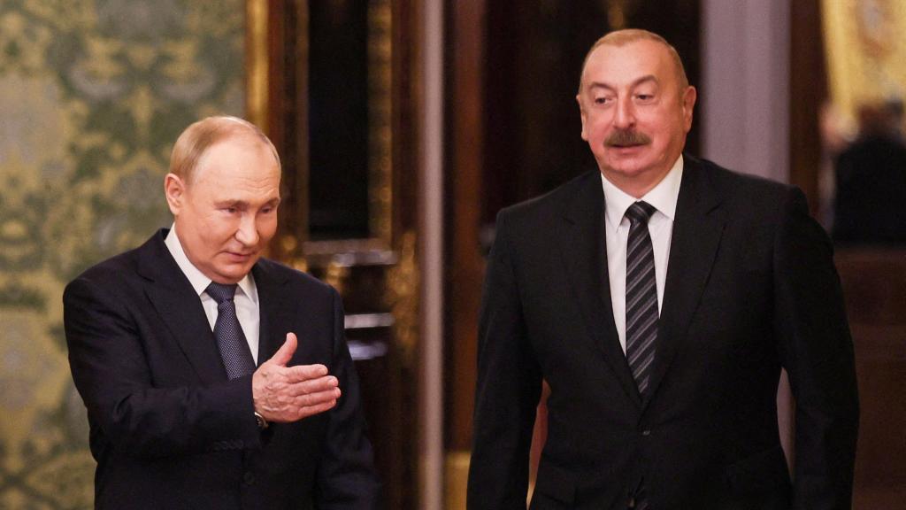 El presidente ruso, Vladímir Putin, y el presidente azerbaiyano, Ilham Aliyev, ingresan a una sala durante una reunión al margen de una cumbre de líderes de naciones miembros de la Comunidad de Estados Independientes (CEI), en el Kremlin en Moscú, Rusia, el 8 de octubre de 2024.