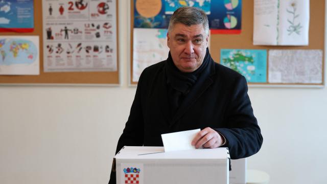 El presidente croata y candidato presidencial, Zoran Milanovic, emite su voto en un colegio electoral durante las elecciones presidenciales, en Zagreb, Croacia, el 29 de diciembre de 2024.