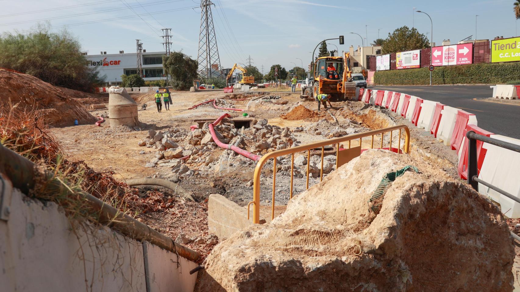 Las obras del tranvibús en Sevilla Este.