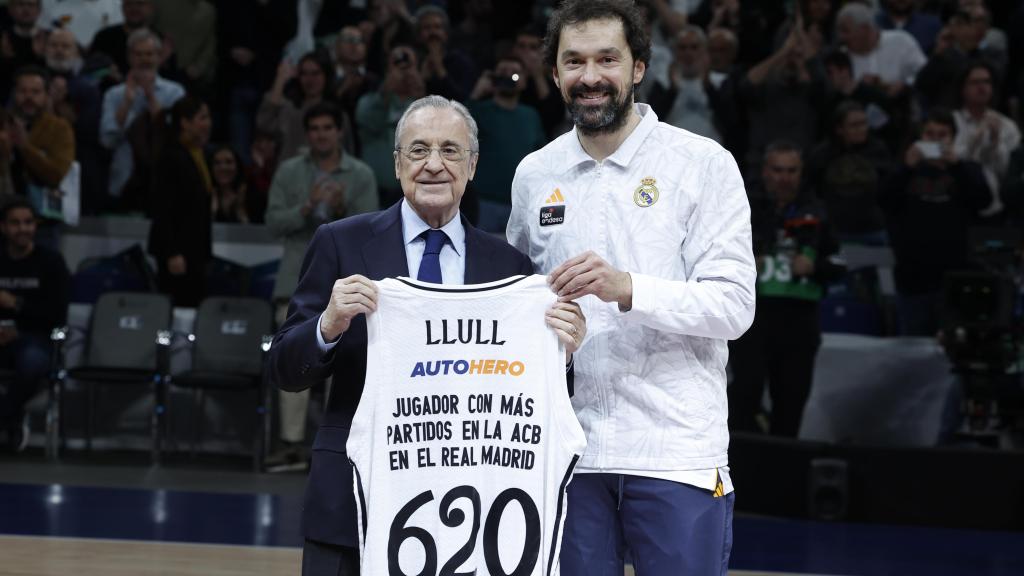 Florentino Pérez le hace entrega a Sergio Llull de la camiseta conmemorativa por los 620 partidos.